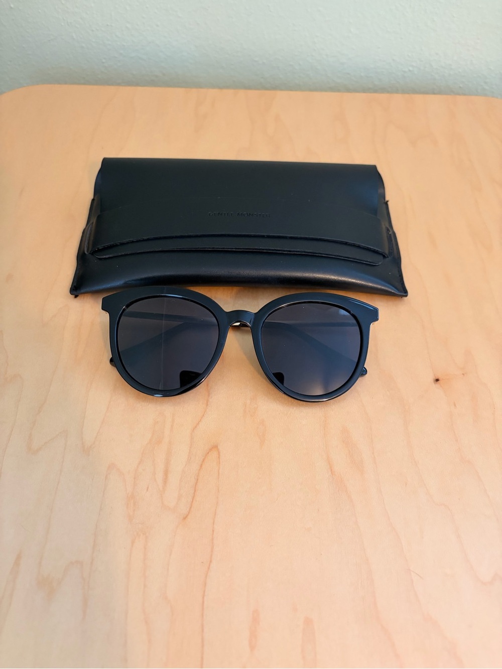GENTLE MONSTER Black Round Sunglasses with Case